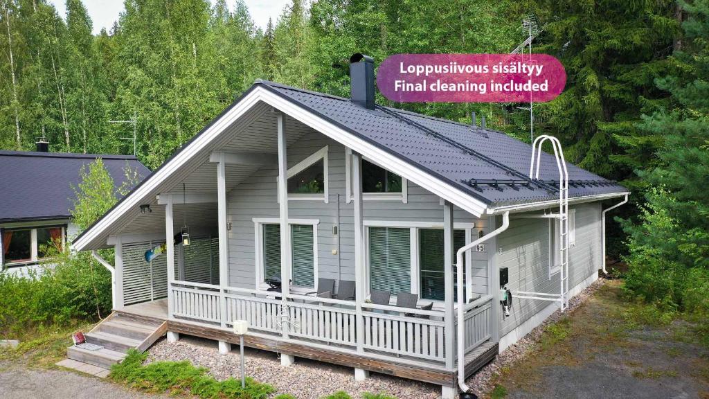 a small house with a sign on top of it at Villa Chalet - 10 hlö, Himos Länsihuippu in Jämsä