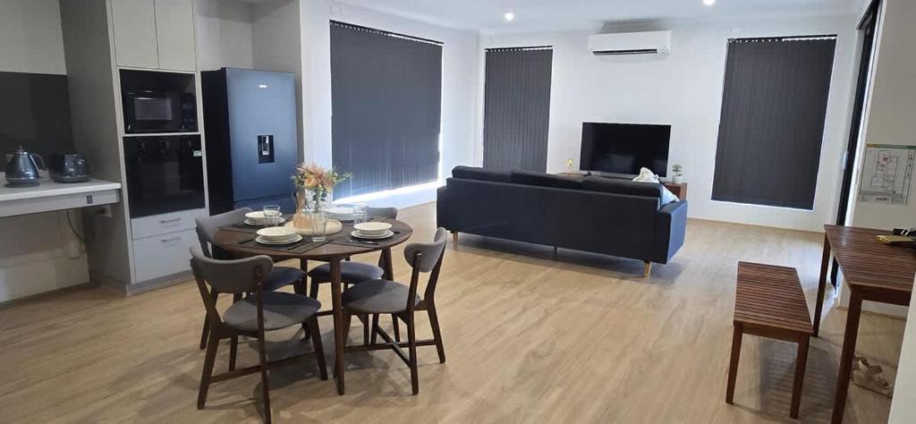 Dapur atau dapur kecil di Large Modern Coodanup Home
