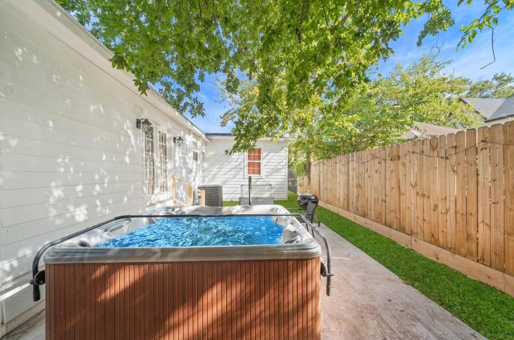 - un bain à remous dans l'arrière-cour d'une maison dans l'établissement Getaway Nr Midtown, Dt, Tsu Hot Tub Game Room, à Houston