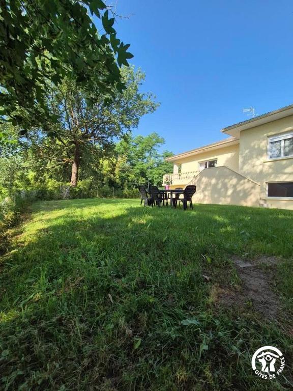 a group of benches in the grass in a yard at Gîte Nolibo in Nogaro