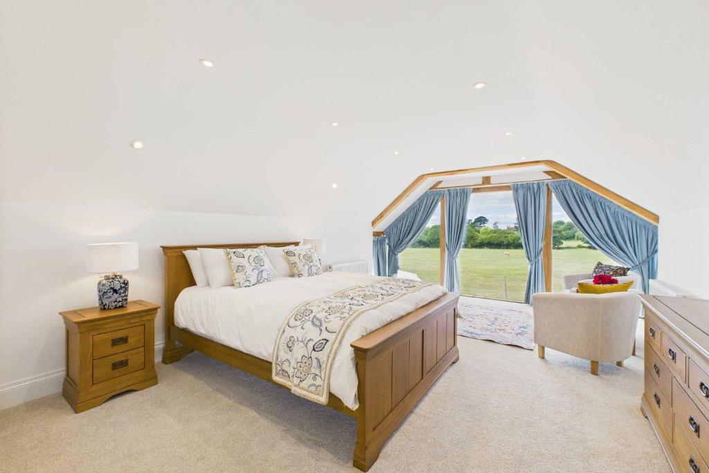 a bedroom with a bed and a window at Host & Stay - Merrow Cottage in Great Malvern