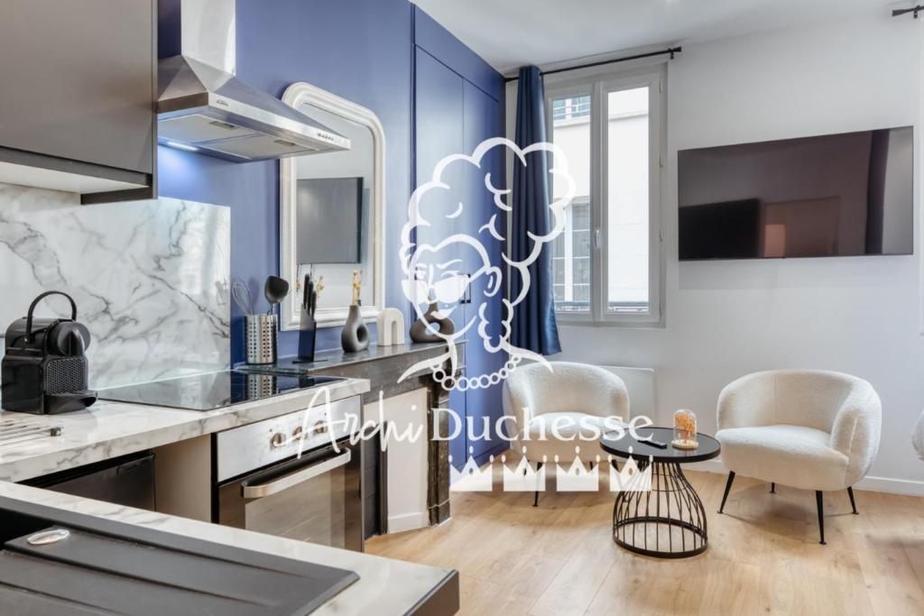 une cuisine avec une fresque d'un visage sur le mur dans l'établissement Le Marie superbe studio au coeur de Rouen, à Rouen