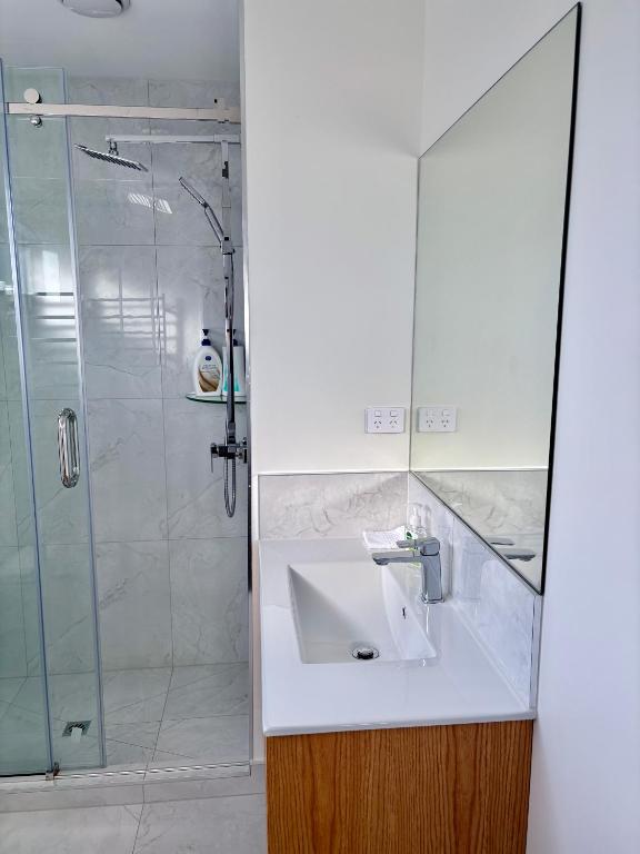 Modern 3BR Escape 3 Private Baths Rare Garage Perfect for Groups - Resim 19