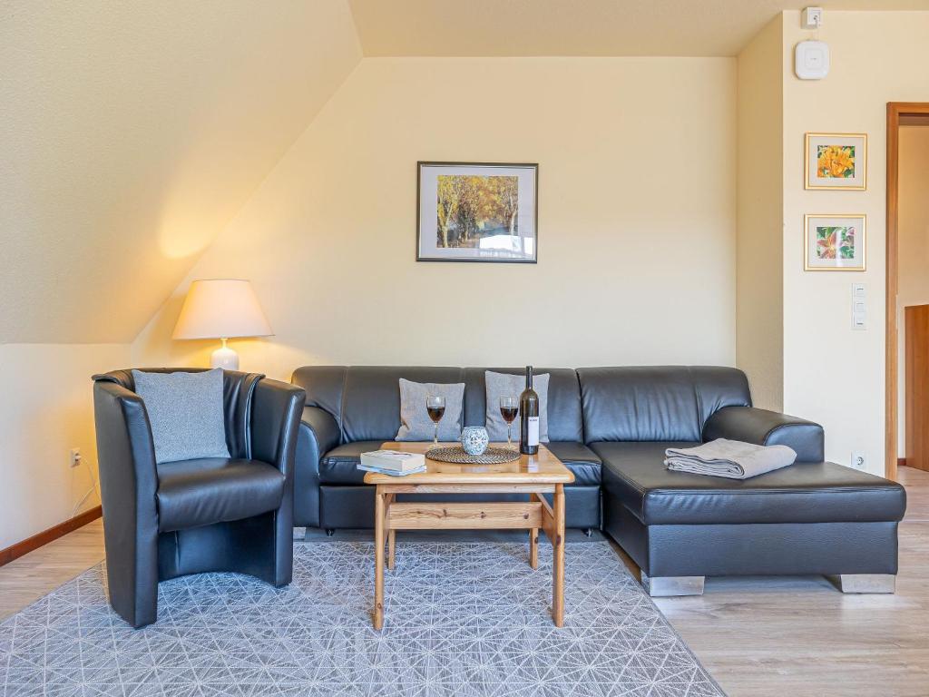 un soggiorno con un divano e un tavolo di La Casa Ferienwohnung Strandweg a Steinberg
