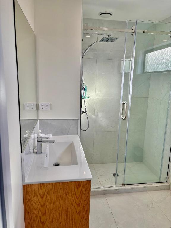 Modern 3BR Escape 3 Private Baths Rare Garage Perfect for Groups - Resim 16