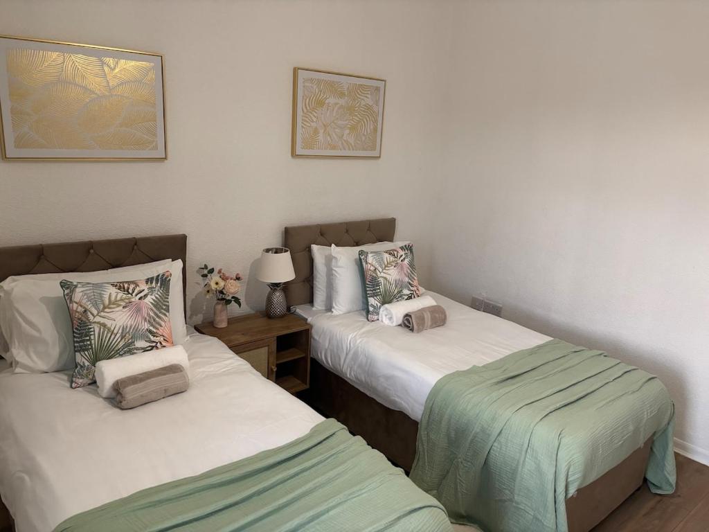 Ένα ή περισσότερα κρεβάτια σε δωμάτιο στο Cozee 2-bed home in WV11