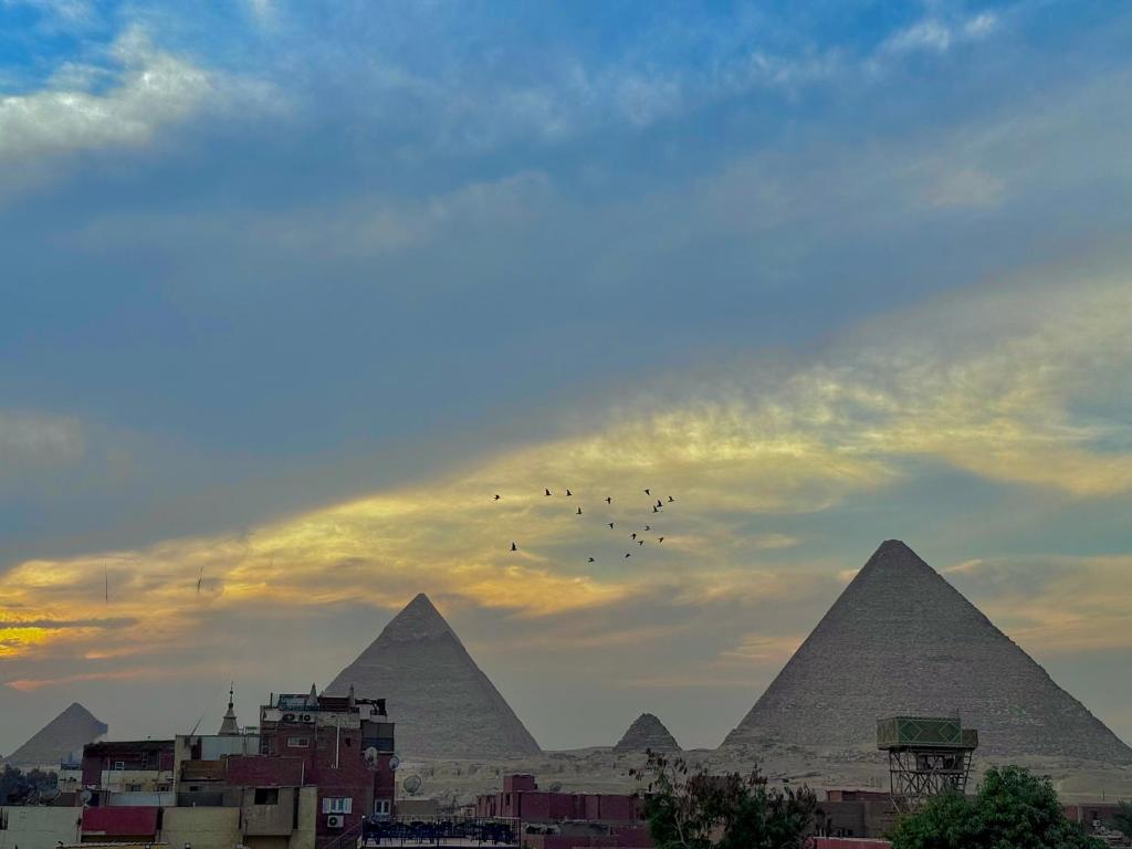 Flower Pyramids Inn - 17