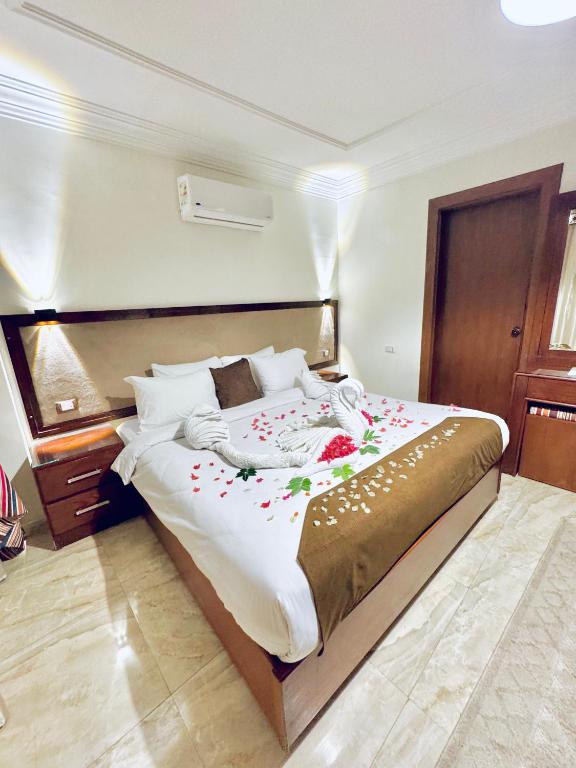 Flower Pyramids Inn - 16