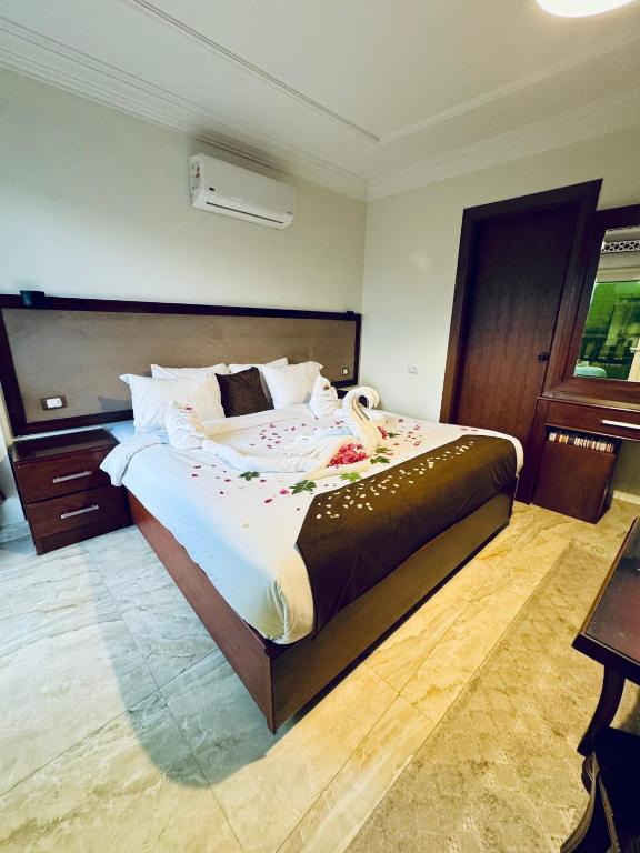 Flower Pyramids Inn - 2