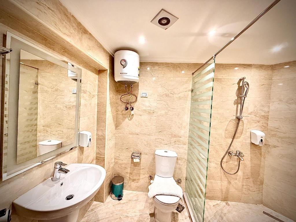 Flower Pyramids Inn - 3