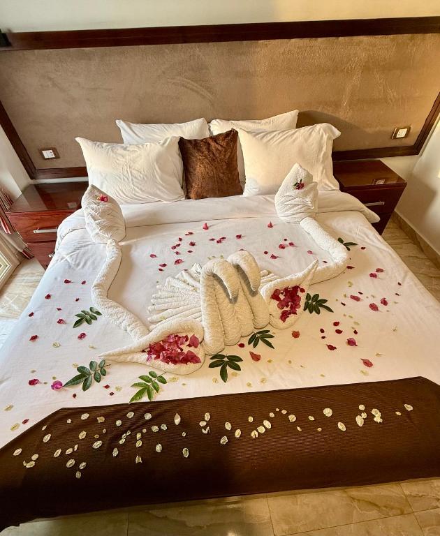 Flower Pyramids Inn - 4