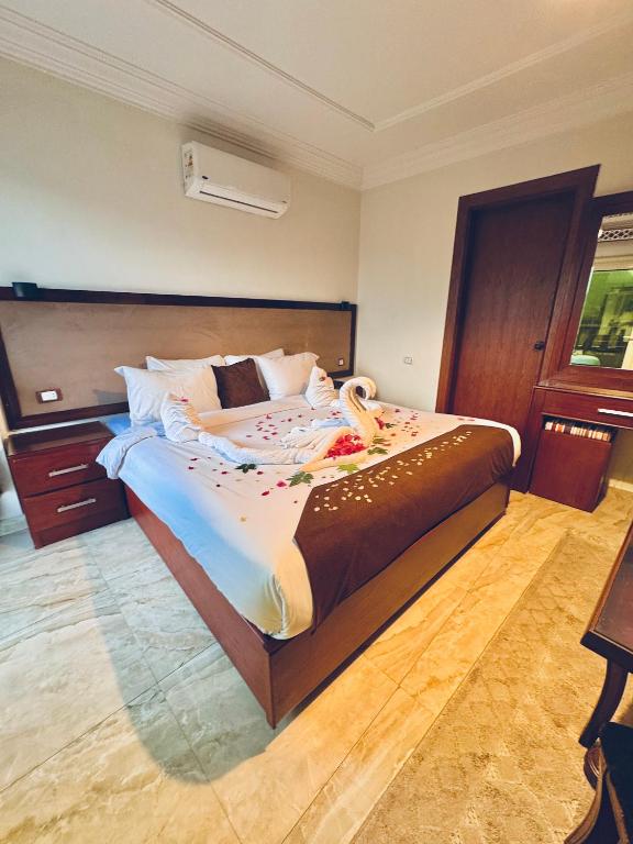 Flower Pyramids Inn - 6