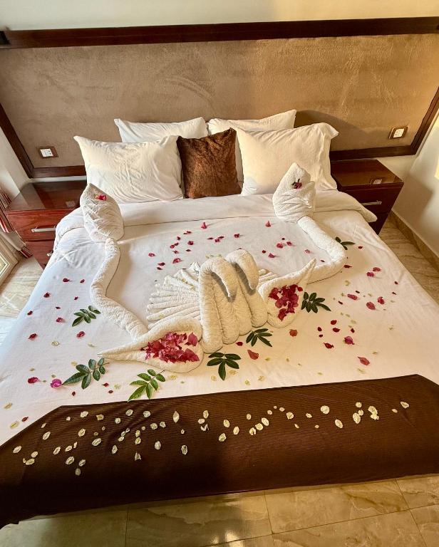 Flower Pyramids Inn - 7