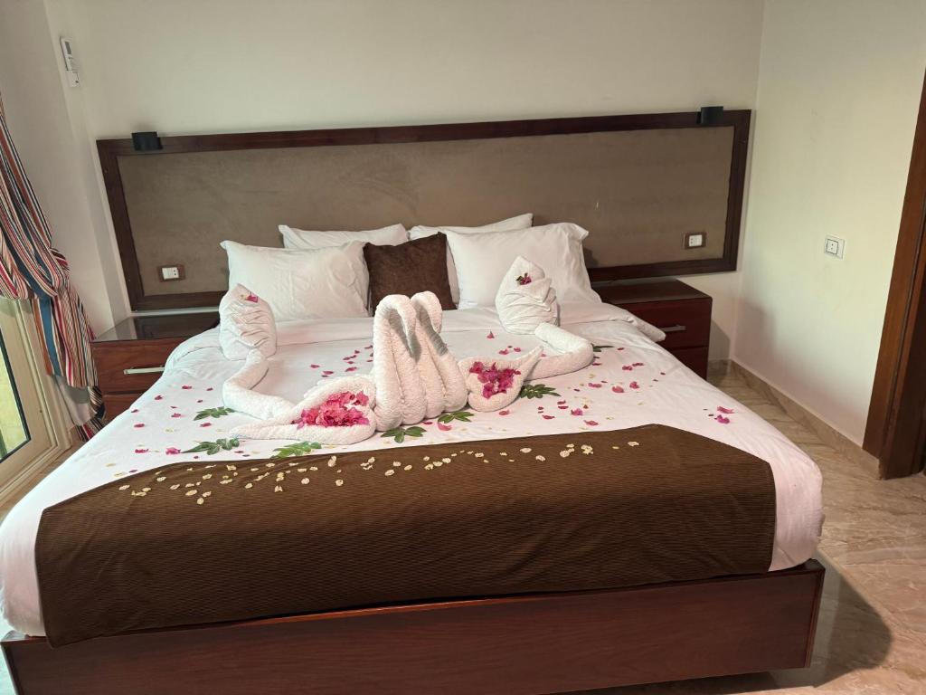 Flower Pyramids Inn - 8