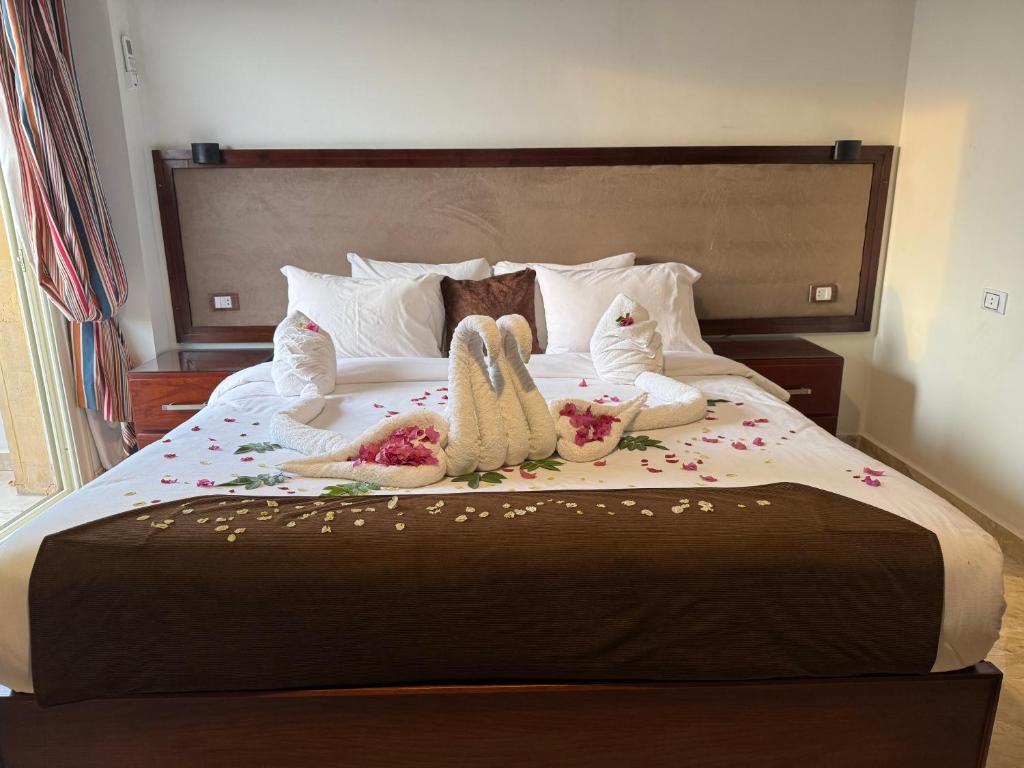 Flower Pyramids Inn - 9