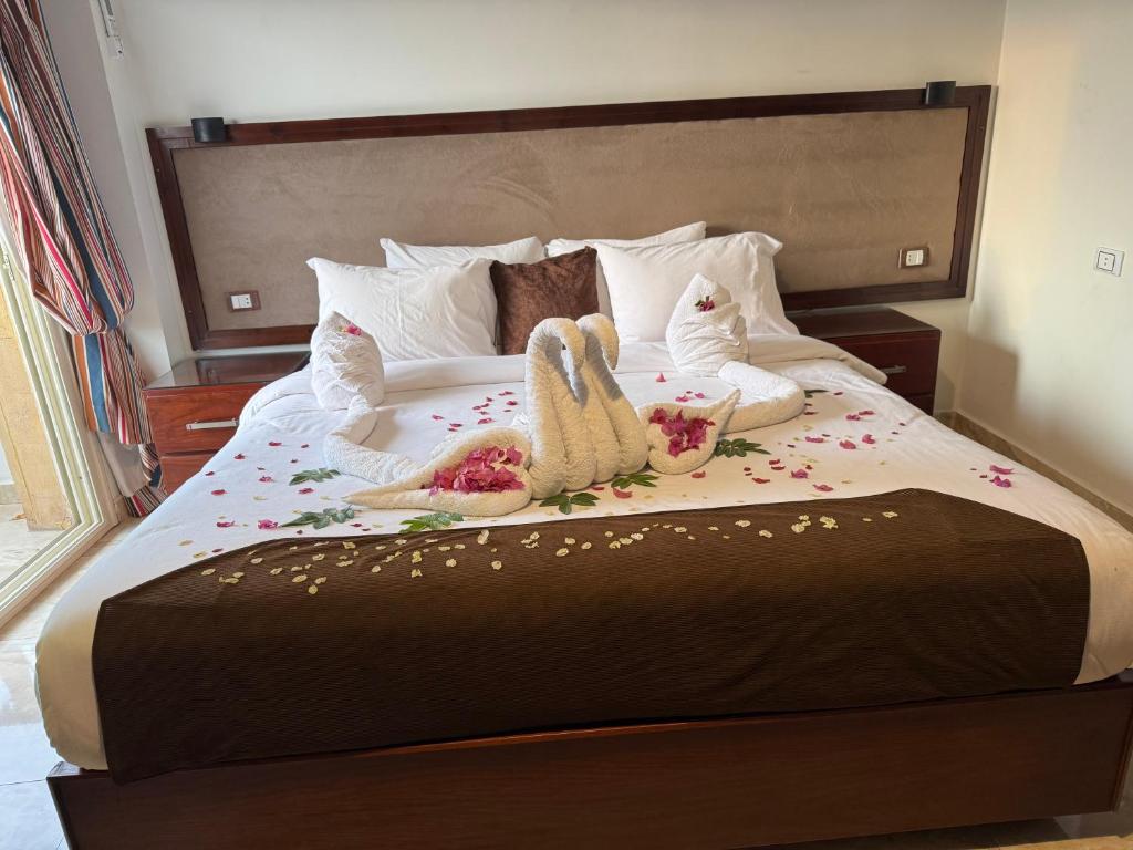 Flower Pyramids Inn - 10