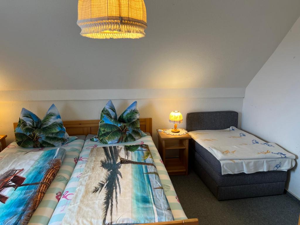 une chambre d'hôtel avec deux lits et une chaise dans l'établissement Ferienwohnung Christel, à Burg