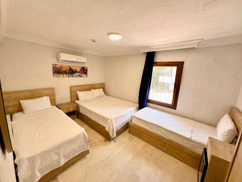 Ados Hotel - Standard Quadruple Room