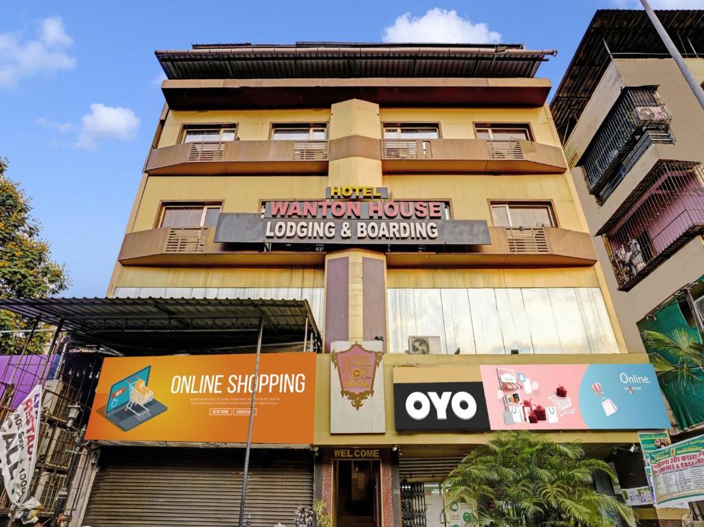 Un palazzo alto con un cartello sopra di Hotel Yatri Inn Vashi Navi Mumbai a Turambhe