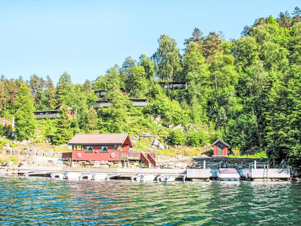 una casa sulla riva di uno specchio d'acqua di Holiday Home Neset by Interhome a Lyngdal