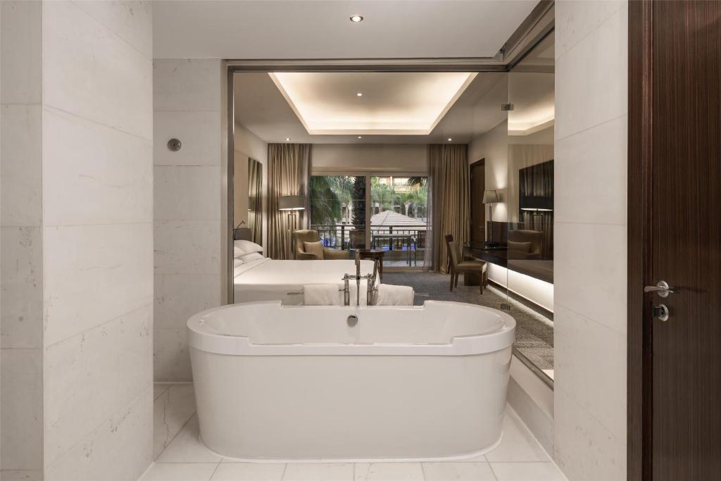 Dusit Thani LakeView Cairo - 15