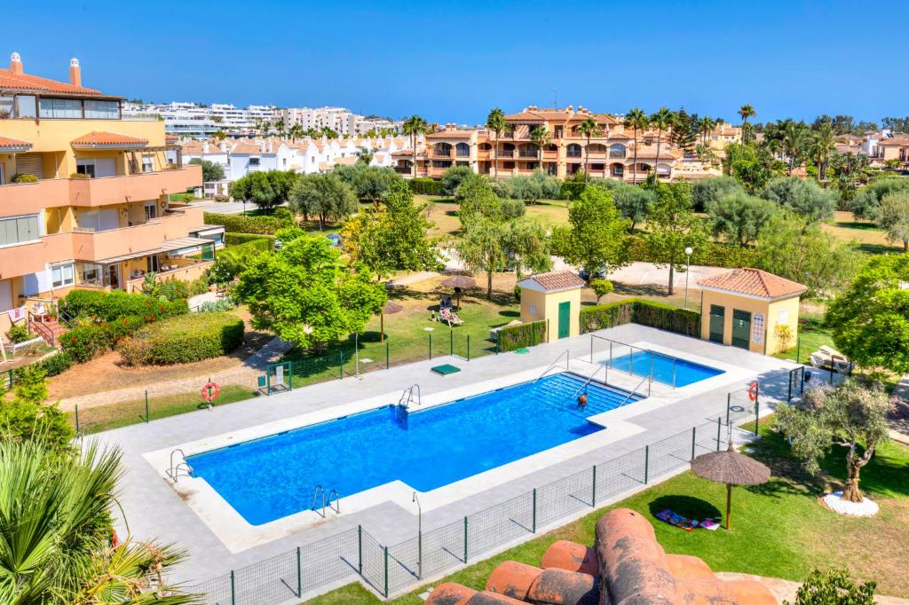 einen Luftblick auf einen Pool in einer Villa in der Unterkunft Penthouse La Noria in Mijas Costa