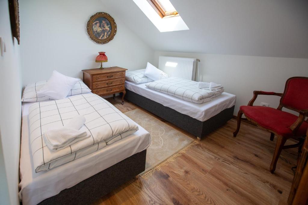 Un pat sau paturi într-o cameră la Pension -Villa Vintage ROOM B 105