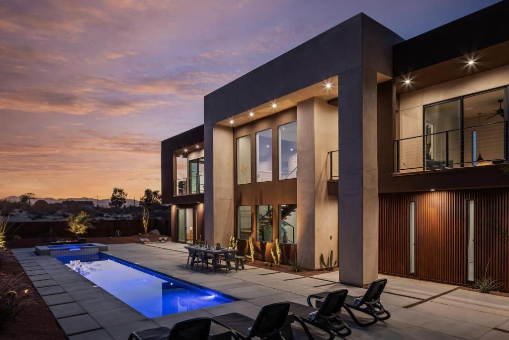 Una casa grande con piscina delante de ella. en Suncrest by Fieldtrip JT Modern w Pool and Views, en Joshua Tree