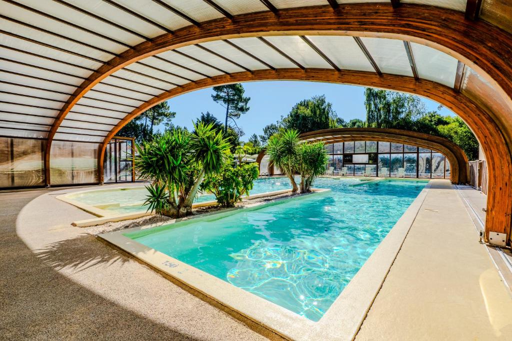 una piscina in un edificio con arco di Appartement de type 2 cabine pour 4 personnes a Parentis-en-Born