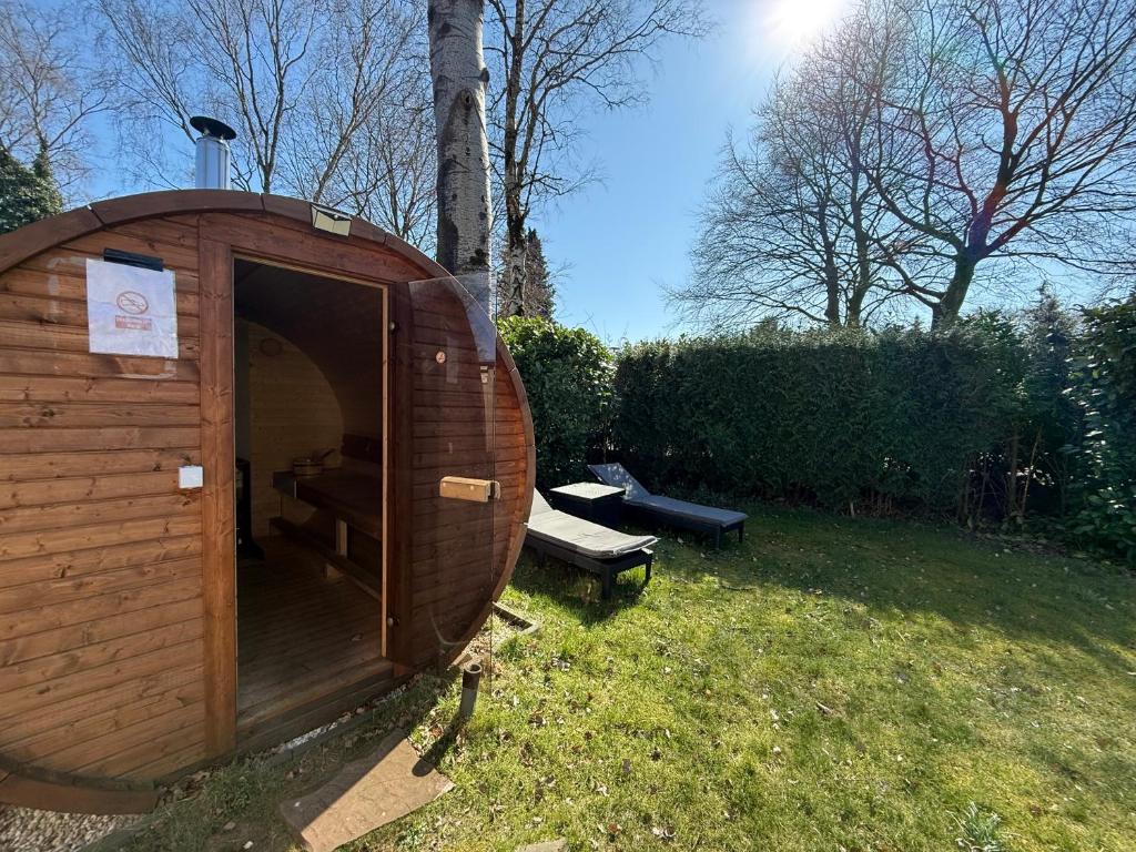 Zahrada ubytování VELUWE RETREATS PUTTEN - Chalets with Huge Gardens and Private Saunas on Park with Swimming Pool, Cafeteria and More Facilities