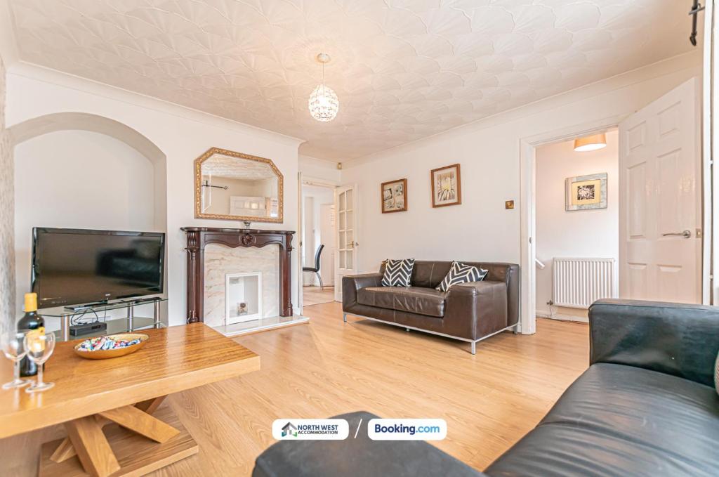 Μια τηλεόραση ή/και κέντρο ψυχαγωγίας στο 4-Bed House in Lowton Ideal for Contractors & Families