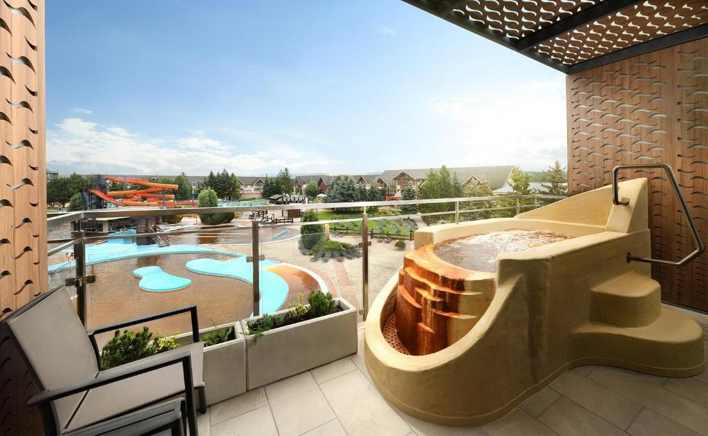 Bazén v ubytovaní Hotel Galeria Thermal Bešeňová alebo v jeho blízkosti