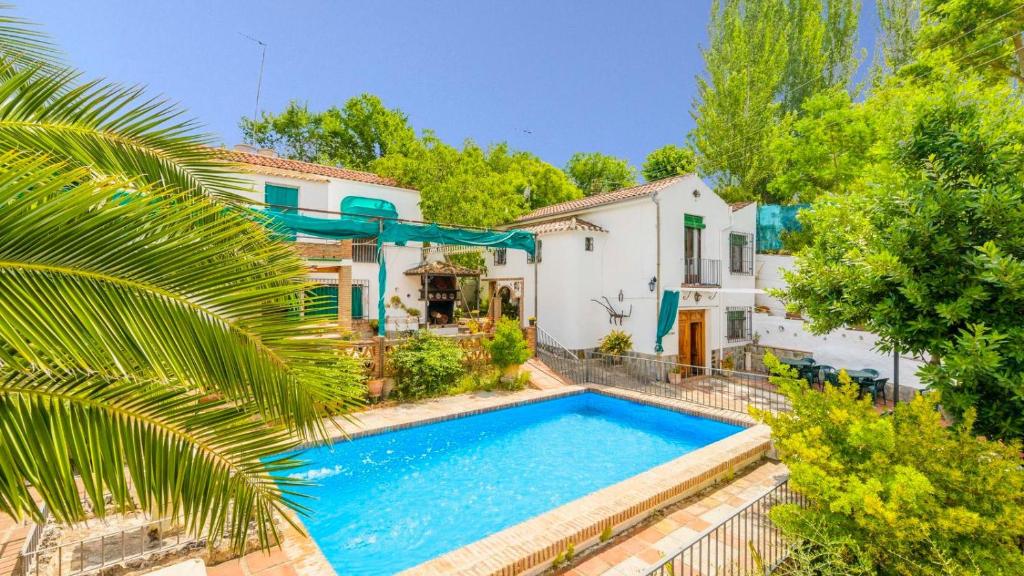 una vista aerea di una casa con piscina di Arados Priego de Córdoba by Ruralidays a Priego de Córdoba