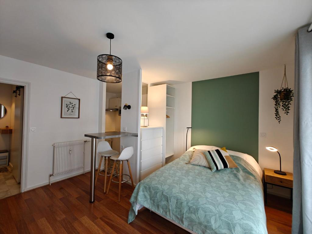 En eller flere senge i et værelse på T1 bis rénové Grenoble et parking