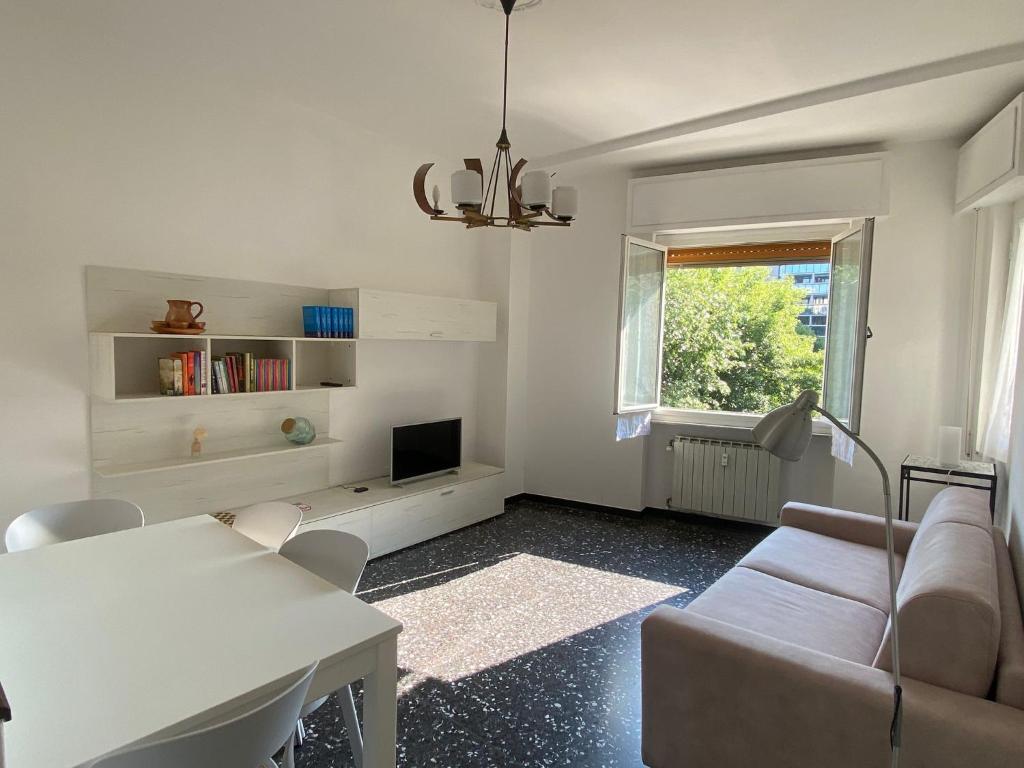 una sala de estar con un sofá y una mesa en Da nonna Agnese, en Savona