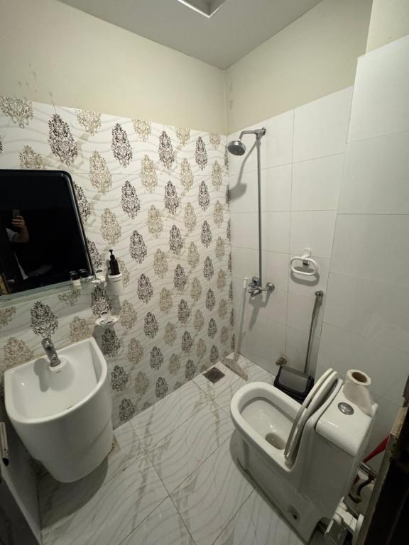 Ένα μπάνιο στο Specious&modern 1BR Apartment in the Heart of Islamabad