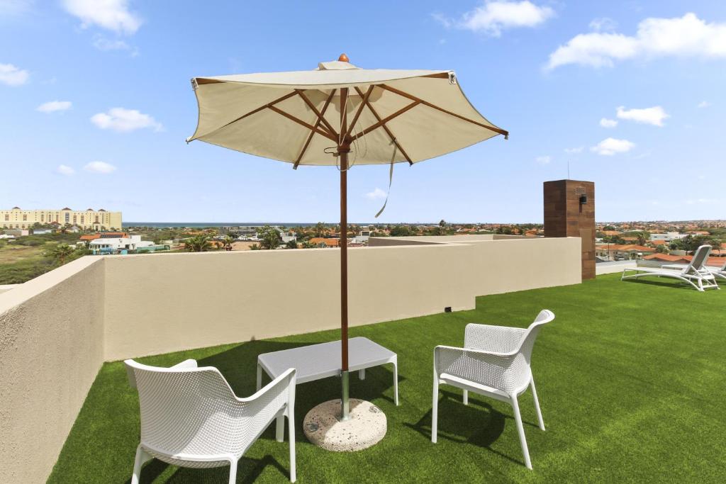 una mesa y dos sillas y una sombrilla en el techo en Test do not book, en Noord