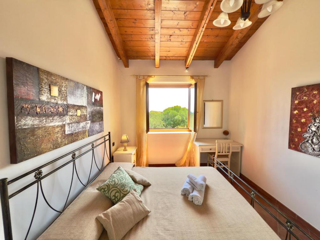 una camera da letto con un letto e una finestra di Appartamenti Vacanza L'Ancora - Stintino a Stintino