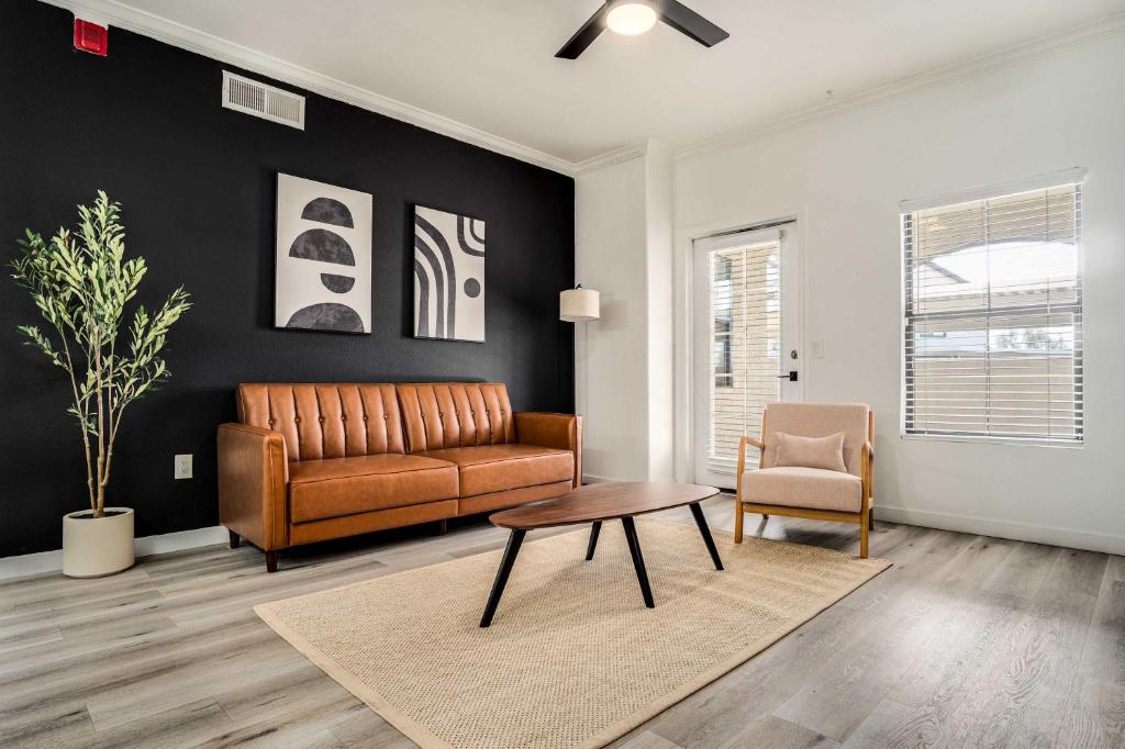Χώρος καθιστικού στο Boulevard Stays Quiet Modern 2BR Pickleball Pool Parking Gym 03