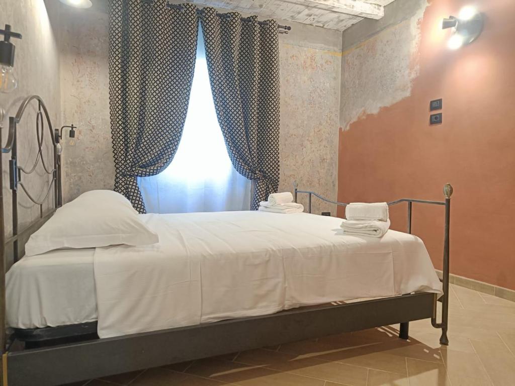 Ένα ή περισσότερα κρεβάτια σε δωμάτιο στο BNB Frescoes Rooms San Frediano