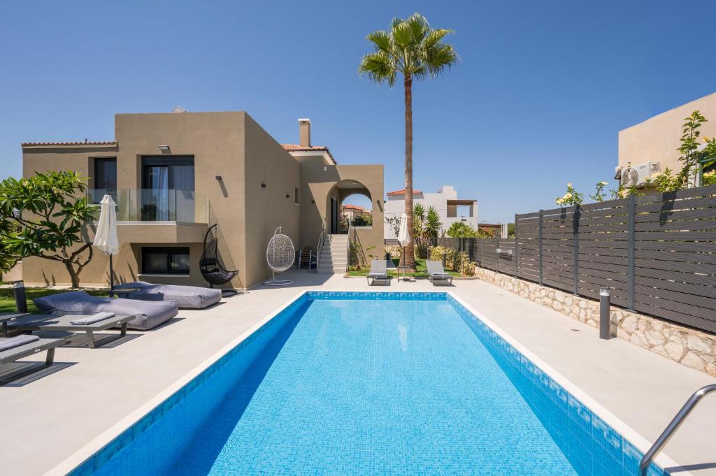 una piscina en el patio trasero de una villa en Luna Luxury Living, en Tavronitis
