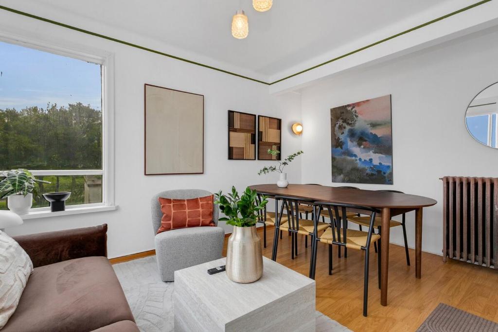 O zonă de relaxare la Bright & Spacious Stay for Families and Friends
