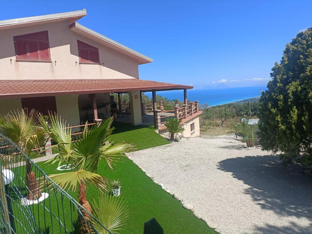 una casa con vista al mar en Villa Panorama Scurzi, en Militello Rosmatino