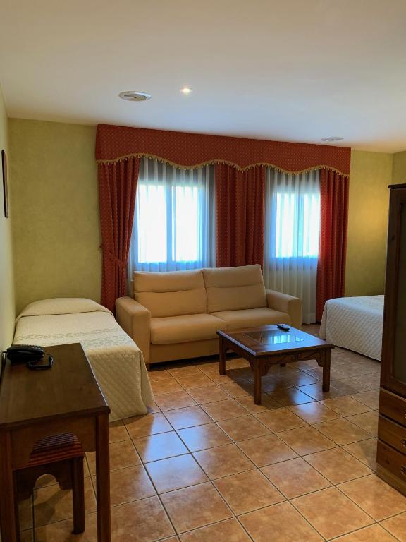 Hotel Restaurant Cal Petit - Comfort Triple Room