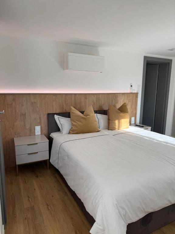 ein Schlafzimmer mit einem großen weißen Bett und Kissen in der Unterkunft Oberbaar 7 in Baar