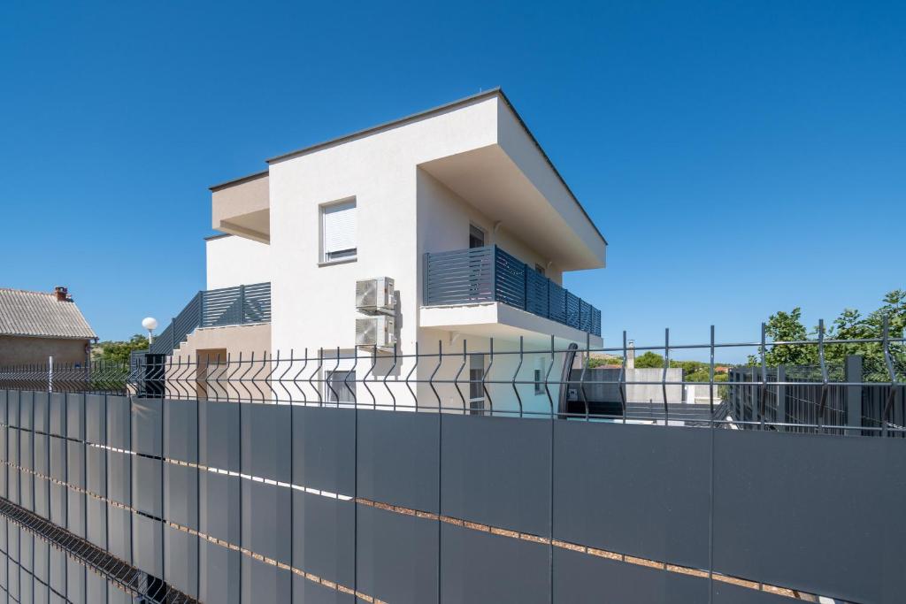 Balkón nebo terasa v ubytování Family-friendly apartments with swimming pool Vir - Lozice, Vir - 24328