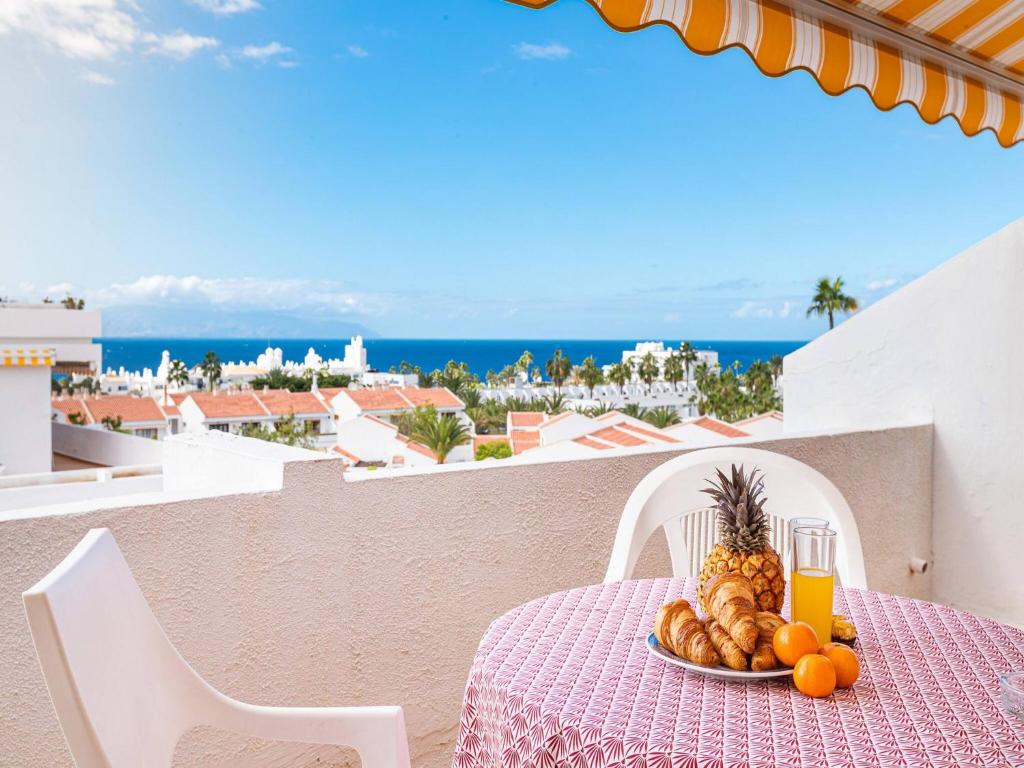 un piatto di frutta su un tavolo su un balcone di Apartamento cerca playa San Eugenio a Costa de Adeje