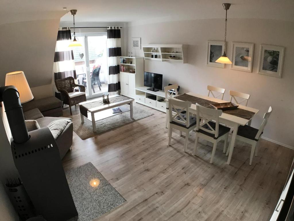 un salon avec une table et une salle à manger dans l'établissement Kinderfreundliche Ferienwohnung NEMO für 6 Personen, à Burg