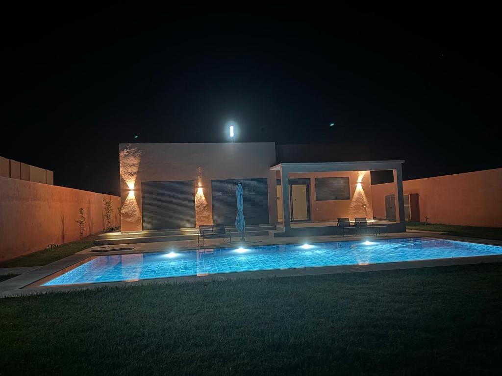 ein Haus mit Swimmingpool bei Nacht in der Unterkunft Villa Araucaria, idéale pour vos vacances en famille in Riaïna
