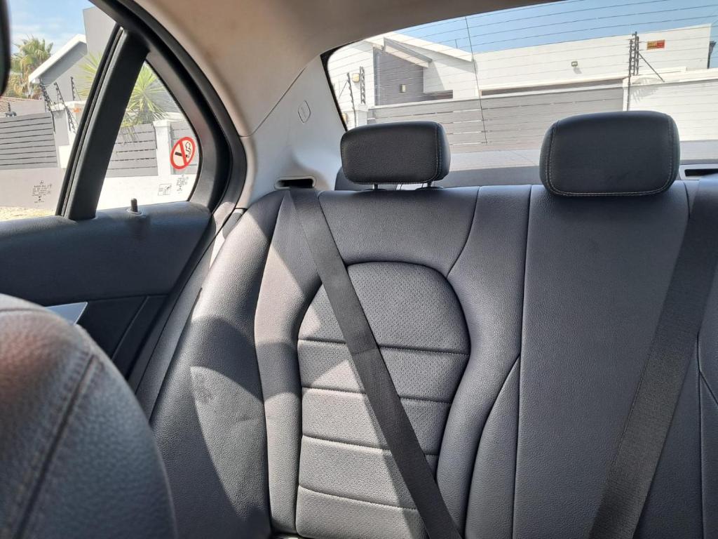 ein Blick auf den Rücksitz eines Autos in der Unterkunft Mercedes Benz C180 in Cape Town
